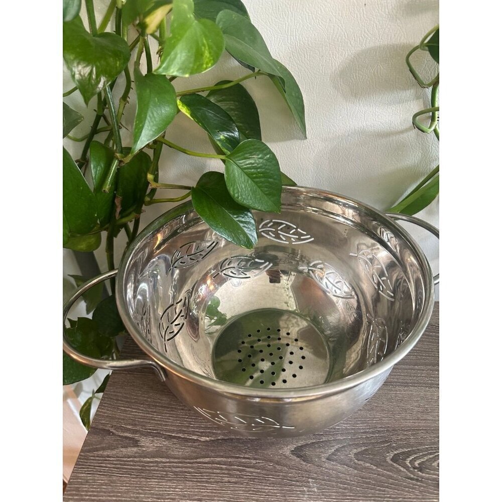 Stainless Steel Leaf-Pattern Colander with Handles - Picture 2 of 10